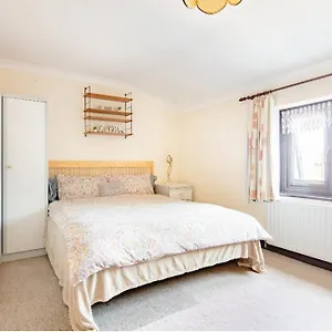 https://spacious-homey-room-5-mins-from-elizabeth-line.cambridgehotelsuk.com